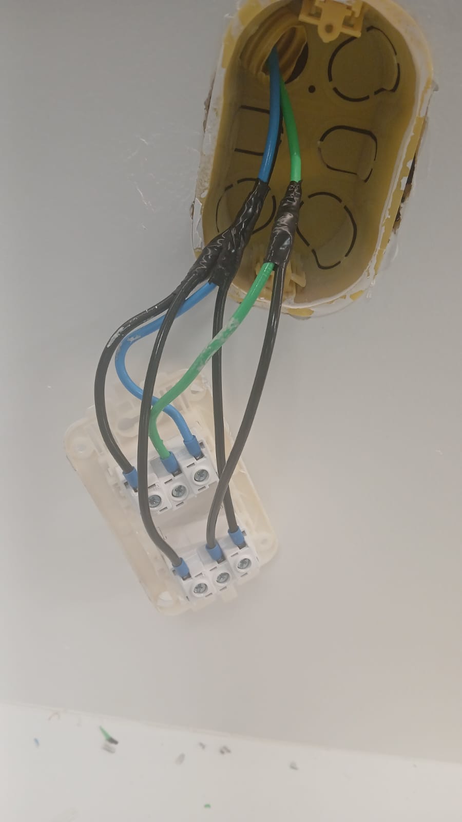 Instalação elétrica - caixa com terminais